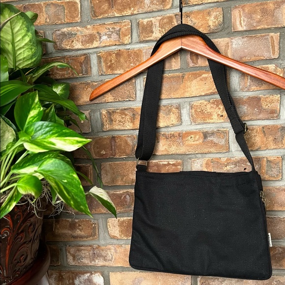 BNWT XIU BRAND CROSSBODY SHOULDER BAG W/. MANY POCKETS & BOTTOM ZIP EXPANSION - Picture 7 of 9